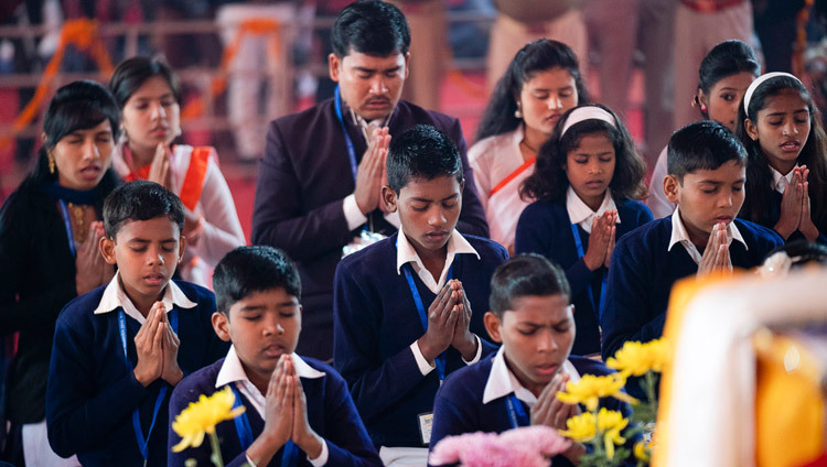 Школьники читают Мангала-сутту на языке пали в начале второго дня учений Его Святейшества Далай-ламы, организованных по просьбе Молодежного буддийского общества Индии. Фото: Лобсанг Церинг.