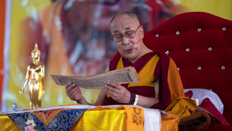 Его Святейшество Далай-лама читает строфы поэмы Шантидевы «Путь бодхисаттвы» во время второго дня учений, организованных по просьбе Молодежного буддийского общества Индии. Фото: Лобсанг Церинг.