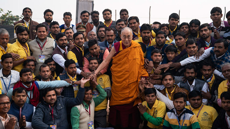 Его Святейшество Далай-лама фотографируется с волонтерами и представителями Молодежного буддийского общества Индии, организовавшими учения. Фото: Лобсанг Церинг.