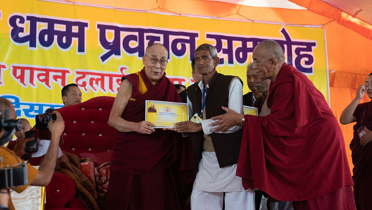 Его Святейшество Далай-лама вручает благодарственные грамоты организаторам его трехдневных учений в Санкисе. Фото: Лобсанг Церинг.