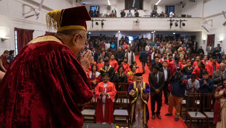 Его Святейшество Далай-лама приветствует слушателей, поднявшись на сцену в начале празднования в честь дня основателя колледжа Св. Стефана. Фото: Лобсанг Церинг.