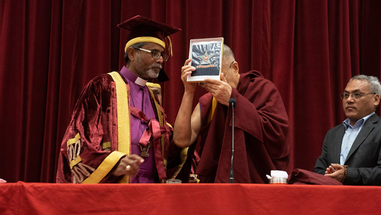 Епископ Дели преподобный Уоррис К. Масих вручает Его Святейшеству Далай-ламе кокарду с эмблемой колледжа Св. Стефана во время празднования в честь дня основателя колледжа. Фото: Лобсанг Церинг.