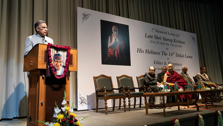 Шрикант Кришан, сын Ювраджа Кришана, приветствует Его Святейшество Далай-ламу в начале первой лекции в память о Юврадже Кришане. Фото: Лобсанг Церинг.