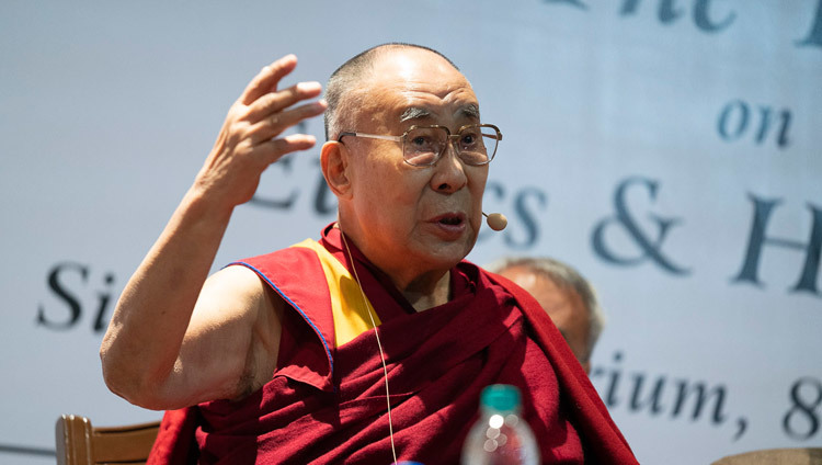 Его Святейшество Далай-лама выступает с первой лекцией в память о Юврадже Кришане. Фото: Лобсанг Церинг.