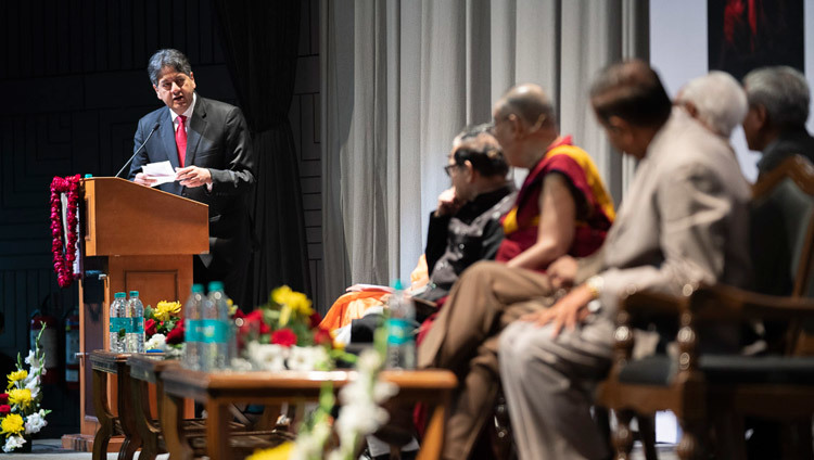 Бывший телеведущий новостей Викрам Чандра читает вопрос одного из слушателей во время первой лекции Его Святейшества Далай-ламы в память о Юврадже Кришане. Фото: Лобсанг Церинг.