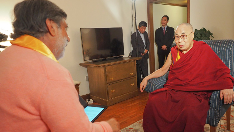 Его Святейшество Далай-лама дает интервью режиссеру Рамешу Шарме для документального фильма о Махатме Ганди и о его идее ненасилия в борьбе за свободу Индии. Фото: Джереми Рассел.