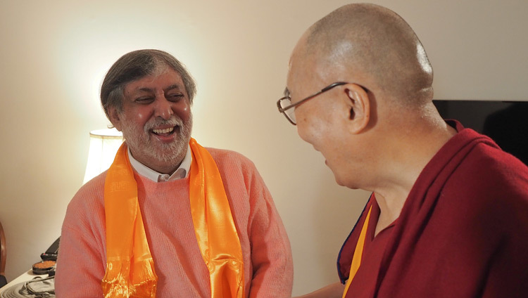 Его Святейшество Далай-лама и лауреат кинопремий режиссер-документалист Рамеш Шарма по завершении интервью. Фото: Джереми Рассел.