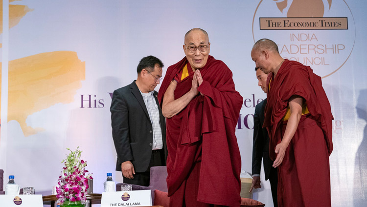 По прибытии в конференц-зал «Маурья Шератон» Его Святейшество Далай-лама приветствует участников Индийского совета по вопросам лидерства. Фото: Тензин Чойджор.