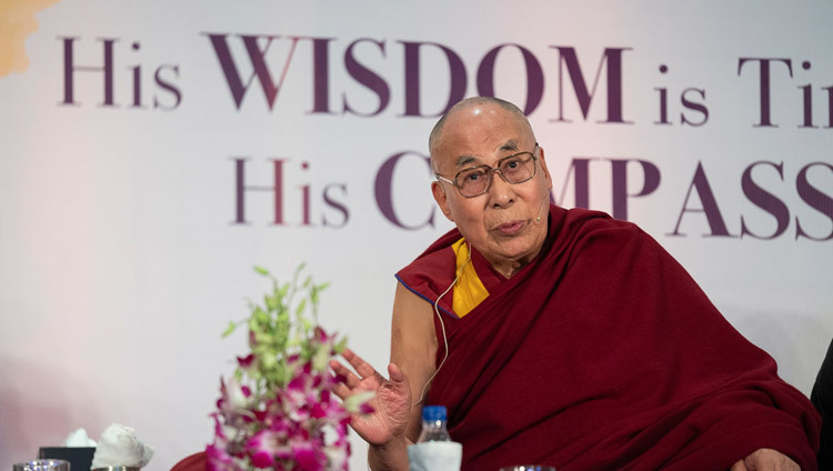 Его Святейшество Далай-лама выступает с обращением во время встречи с участниками Индийского совета по вопросам лидерства. Фото: Тензин Чойджор.
