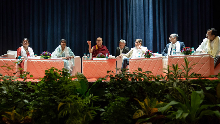 Его Святейшество Далай-лама открывает конференцию, посвященную понятию «майтри» (любящей доброты) в буддизме. Фото: Лобсанг Церинг.