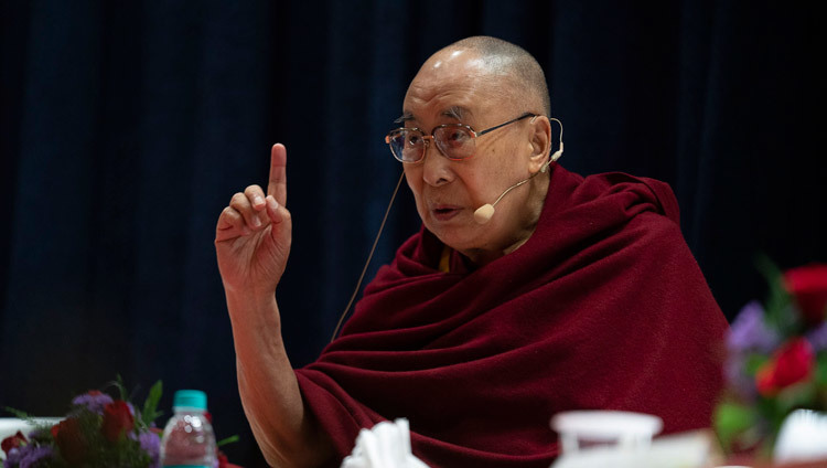 Его Святейшество Далай-лама выступает с обращением во время церемонии открытия конференции, посвященной понятию «майтри» (любящей доброты) в буддизме. Фото: Лобсанг Церинг.
