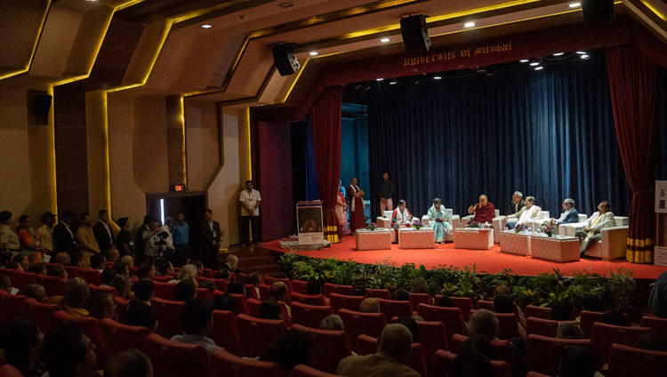 Вид на зал «Зеленых технологий» университета Мумбаи во время открытия конференции, посвященной понятию «майтри» (любящей доброты) в буддизме. Фото: Лобсанг Церинг.