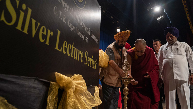 Его Святейшество Далай-лама принимает участие в зажжении светильника в начале визита в колледж им. Гуру Нанака. Фото: Лобсанг Церинг.