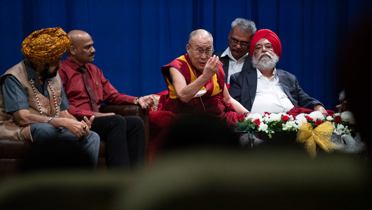 Его Святейшество Далай-лама читает лекцию о сострадании во время визита в колледж им. Гуру Нанака. Фото: Лобсанг Церинг.