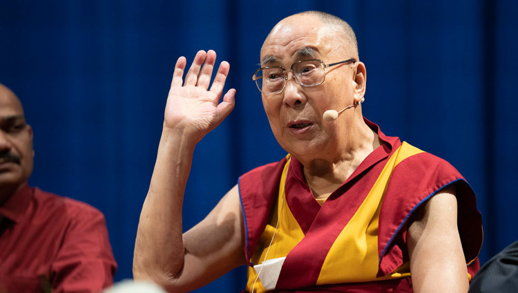 Его Святейшество Далай-лама читает лекцию о сострадании в рамках «Серебряных лекций» в колледже им. Гуру Нанака. Фото: Лобсанг Церинг.
