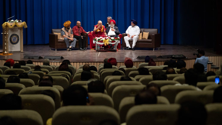 Вид на сцену конференц-зала колледжа им. Гуру Нанака во время лекции Его Святейшества Далай-ламы. Фото: Лобсанг Церинг.