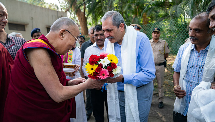 Директор Индийского технологического института Бомбей Деванг Випин Кхакхар приветствует Его Святейшество Далай-ламу. Фото: Лобсанг Церинг.