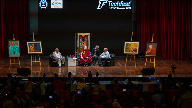 Его Святейшество Далай-лама выступает с обращением в Индийском технологическом институте Бомбей. Фото: Лобсанг Церинг.
