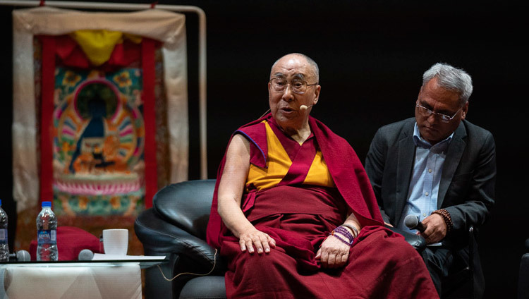 Его Святейшество Далай-лама дарует наставления 2000 слушателей, в основном студентам, в Индийском технологическом институте Бомбей. Фото: Лобсанг Церинг.