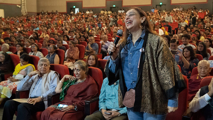 Одна из слушательниц задает вопрос Его Святейшеству Далай-ламе во время церемонии открытия фестиваля Техфест. Фото: Лобсанг Церинг.