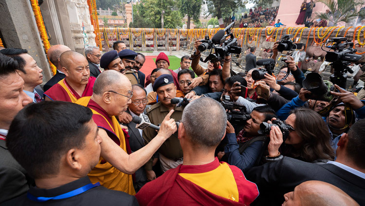 Его Святейшество Далай-лама отвечает на вопросы журналистов во время визита в храм Махабодхи. Фото: Тензин Чойджор.