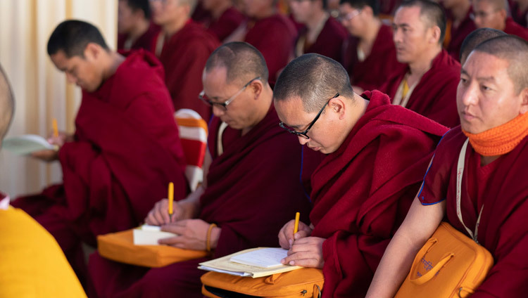 Слушатели делают записи во время выступления Его Святейшества Далай-ламы на открытии Первой конференции ученых-философов разных традиций, посвященной трактату Чже Цонкапы «Сущность красноречия». Фото: Лобсанг Церинг.