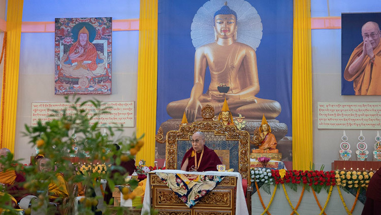 Его Святейшество Далай-лама дарует наставления во время открытия Первой конференции ученых-философов разных традиций, посвященной трактату Чже Цонкапы «Сущность красноречия». Фото: Лобсанг Церинг.