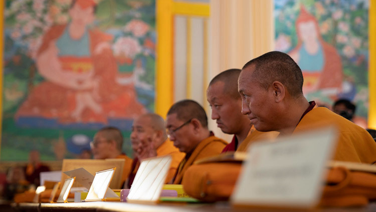 Буддийские ученые слушают наставления Его Святейшества Далай-ламы во время открытия Первой конференции ученых-философов разных традиций, посвященной трактату Чже Цонкапы «Сущность красноречия». Фото: Лобсанг Церинг.