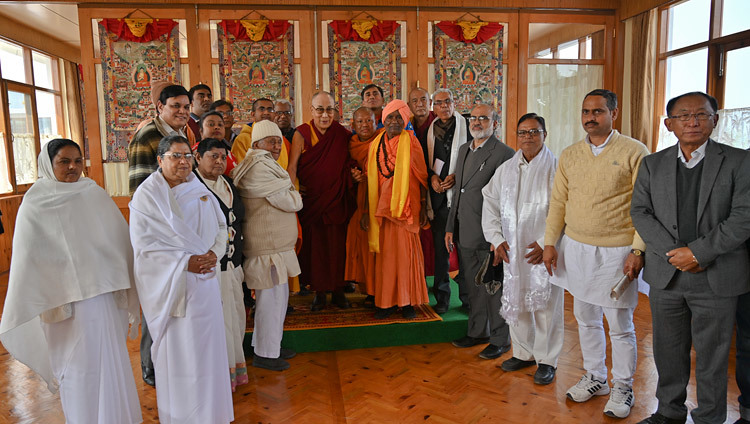 Его Святейшество Далай-лама фотографируется с участниками Межрелигиозного форума Бодхгаи по завершении встречи, организованной в монастыре Гаден Пхелгьелинг. Фото: дост. Тензин Джампхел.