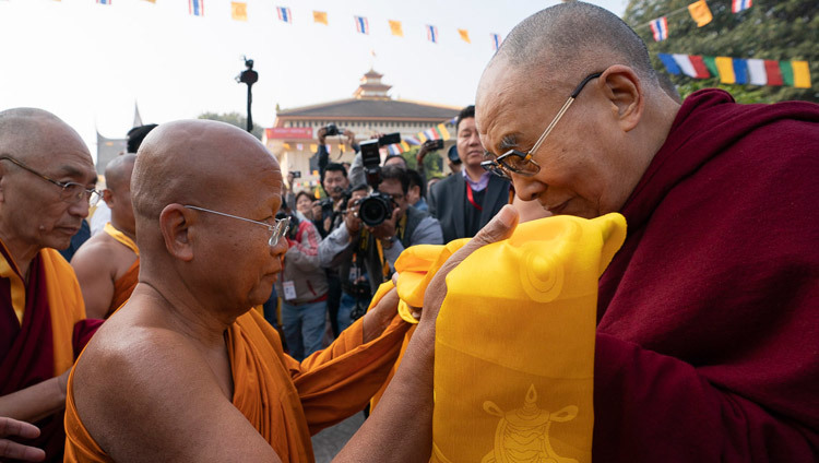 Настоятель Пхра Бходхинандхамуни приветствует Его Святейшество Далай-ламу по прибытии в храмовый комплекс Ватпа Буддагая. Фото: Лобсанг Церинг.
