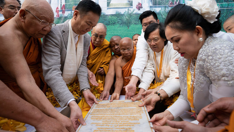 Его Святейшество Далай-лама принимает участие в закладке камня в основание будущего музея в храмовом комплексе Ватпа Буддагая. Фото: Лобсанг Церинг.