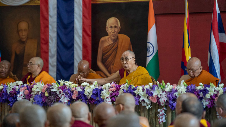 Его Святейшество Далай-лама выступает с обращением во время открытия международного семинара по Типитаке/Трипитаке в храме Ватпа Буддагая. Фото: Лобсанг Церинг.