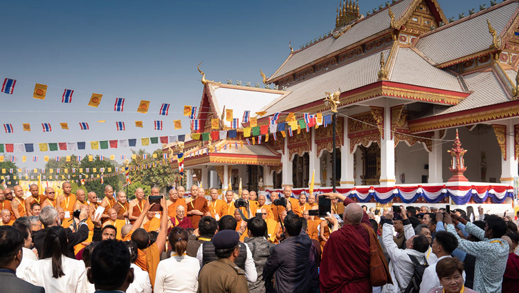 Его Святейшество Далай-лама фотографируется с монахами после обеда в день открытия международного семинара по Типитаке/Трипитаке в храме Ватпа Буддагая. Фото: Лобсанг Церинг.