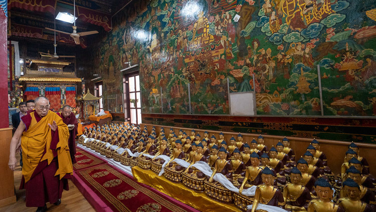 Его Святейшество Далай-лама освящает новые статуи Будды в монастыре Гаден Пхелгьелинг. Фото: Лобсанг Церинг.