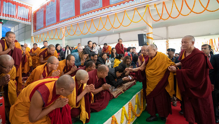 Его Святейшество Далай-лама приветствует слушателей по прибытии на площадку Калачакры. Фото: Лобсанг Церинг.