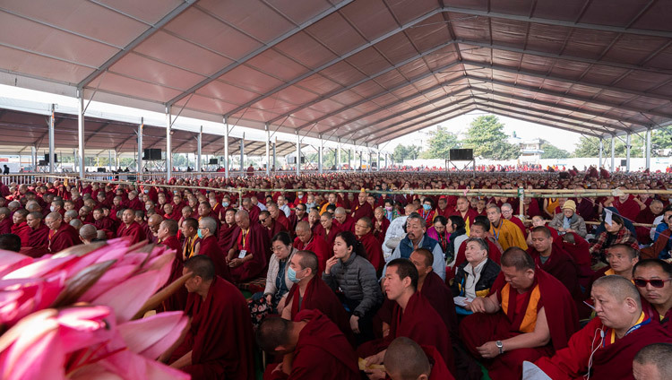 Вид на площадку Калачакры, на которой собралось около 15 000 верующих, чтобы послушать учения Его Святейшества Далай-ламы. Фото: Лобсанг Церинг.