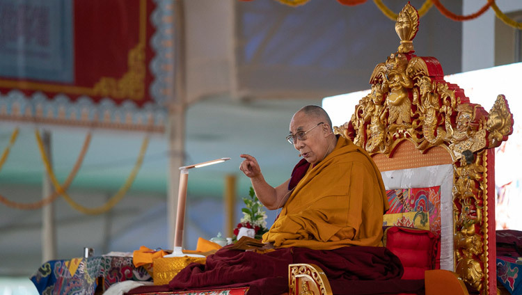 Его Святейшество Далай-лама во время первого дня учений в Бодхгае. Фото: Лобсанг Церинг.