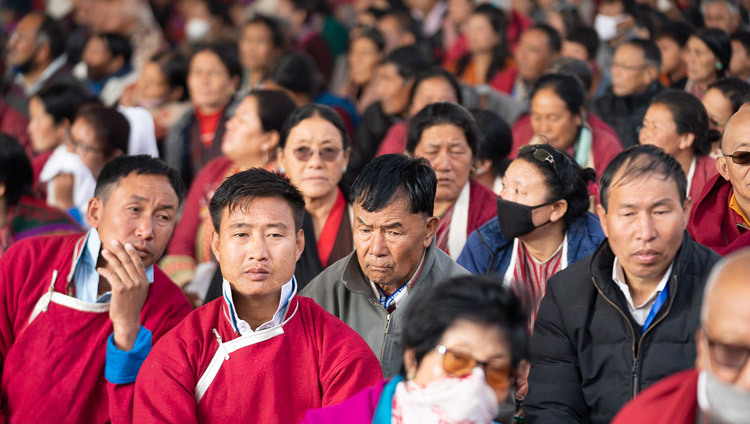 Некоторые из почти 15 000 верующих во время первого дня учений Его Святейшества Далай-ламы в Бодхгае. Фото: Лобсанг Церинг.