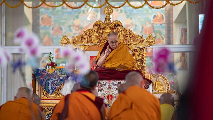 Его Святейшество Далай-лама читает строфы произведения «37 практик бодхисаттвы» во время первого дня учений в Бодхгае. Фото: Лобсанг Церинг.