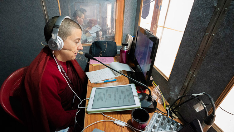 Переводчик на испанский язык, один из 13 языков перевода, во время первого дня учений Его Святейшества Далай-ламы в Бодхгае. Фото: Лобсанг Церинг.