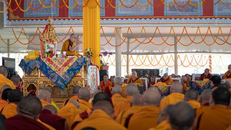 Его Святейшество Далай-лама объясняет значение строф произведения «37 практик бодхисаттвы» во время первого дня учений в Бодхгае. Фото: Лобсанг Церинг.