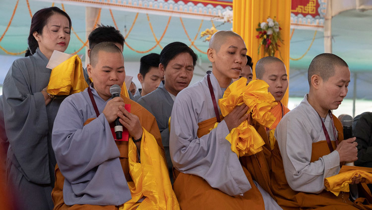 Буддисты из Вьетнама поют «Сутру сердца» на вьетнамском языке в начале второго дня учений Его Святейшества Далай-ламы. Фото: Лобсанг Церинг.