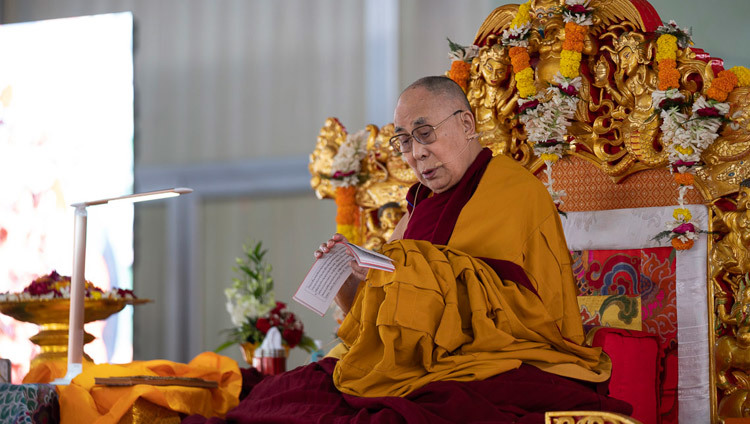 Его Святейшество Далай-лама читает строфы произведения «37 практик бодхисаттвы» во время второго дня учений в Бодхгае. Фото: Лобсанг Церинг.