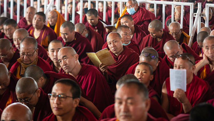 Некоторые из более чем 8000 монахов и монахинь, собравшихся на учения Его Святейшества Далай-ламы. Фото: Лобсанг Церинг.
