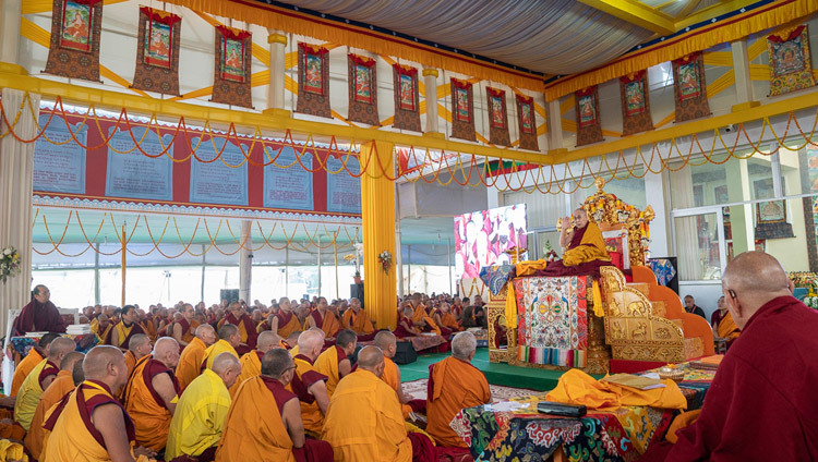 Вид на сцену на площадке Калачакры во время второго дня учений Его Святейшества Далай-ламы. Фото: Лобсанг Церинг.