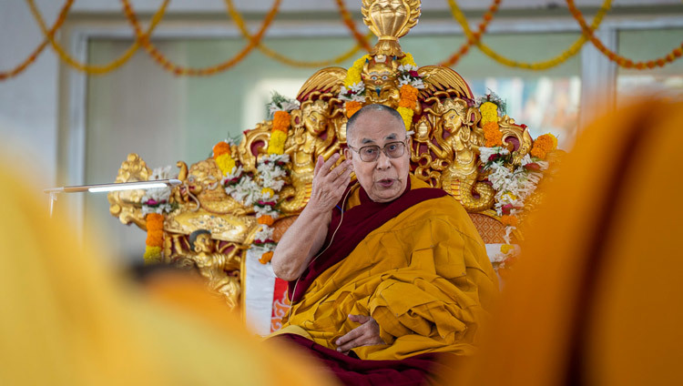 Его Святейшество Далай-лама во время второго дня учений в Бодхгае. Фото: Лобсанг Церинг.