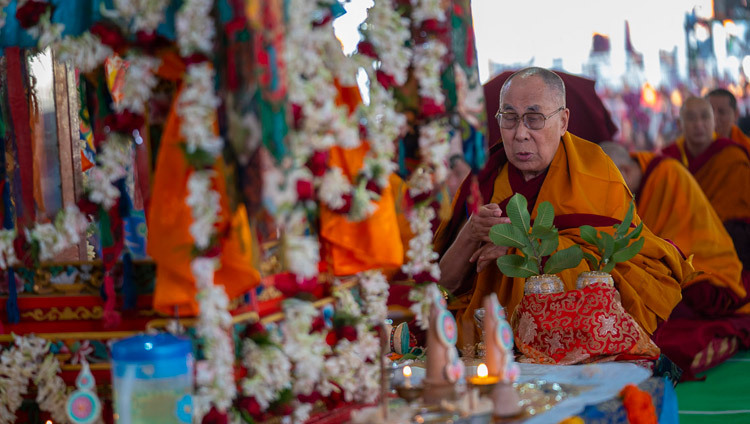 Его Святейшество Далай-лама совершает ритуал самопорождения в качестве подготовки к посвящению Одиночного Ямантаки. Фото: Лобсанг Церинг.