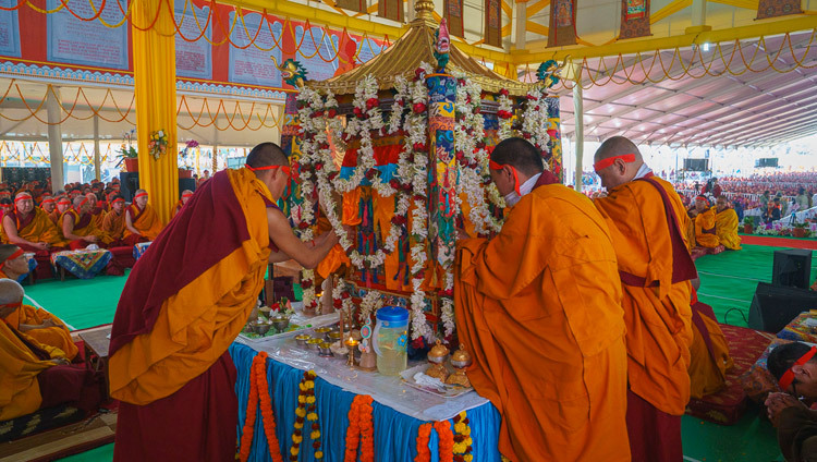 Монахи монастыря Намгьял открывают занавески павильона мандалы во время посвящения Одиночного Ямантаки, даруемого Его Святейшеством Далай-ламой. Фото: Лобсанг Церинг.
