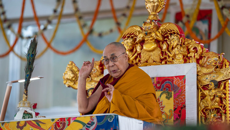 Его Святейшество Далай-лама дарует наставления во время первого дня посвящений «Цикла учений Манджушри». Фото: Лобсанг Церинг.