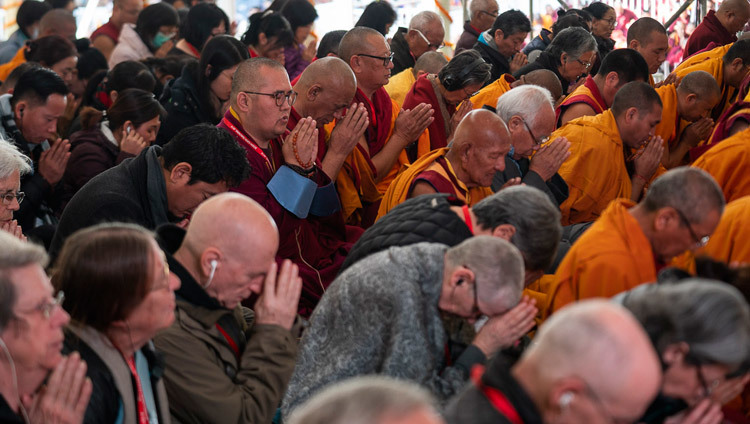 Некоторые из более чем 15 000 верующих во время первого дня посвящений «Цикла учений Манджушри», даруемых Его Святейшеством Далай-ламой. Фото: Лобсанг Церинг.